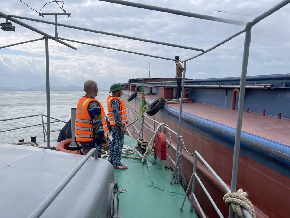 Bộ đội Biên phòng lai dắt an toàn tàu hàng bị hỏng máy, trôi neo trên vịnh Đà Nẵng - ảnh 3