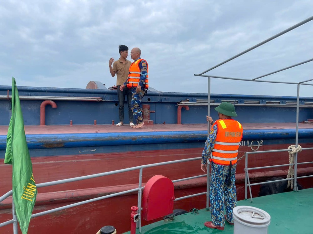 Bộ đội Biên phòng lai dắt an toàn tàu hàng bị hỏng máy, trôi neo trên vịnh Đà Nẵng - ảnh 4