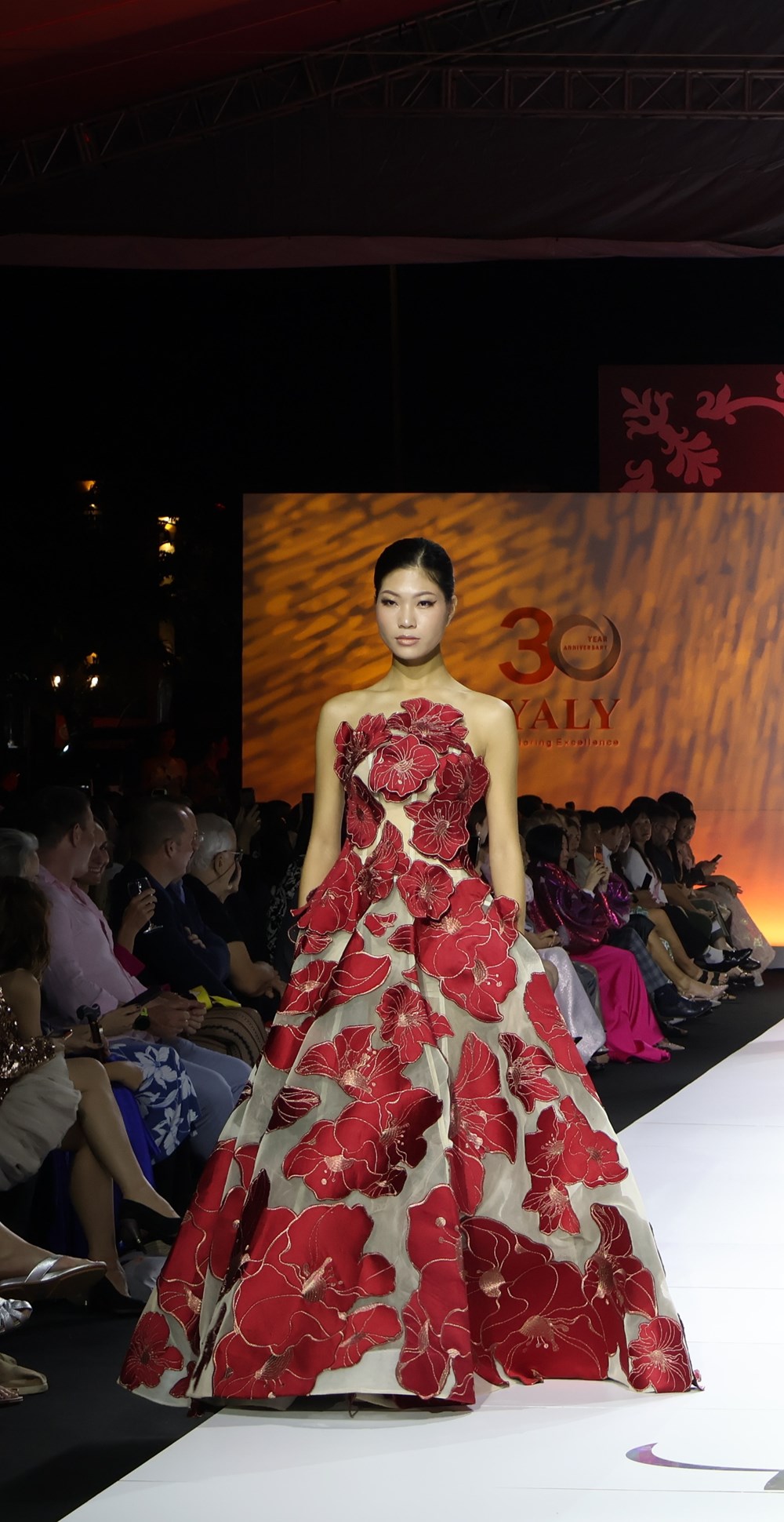  Tôn vinh di sản nghề thủ công qua câu chuyện thời trang  - ảnh 7