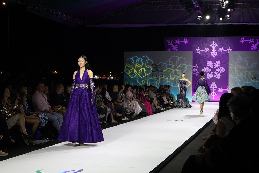  Tôn vinh di sản nghề thủ công qua câu chuyện thời trang  - ảnh 9