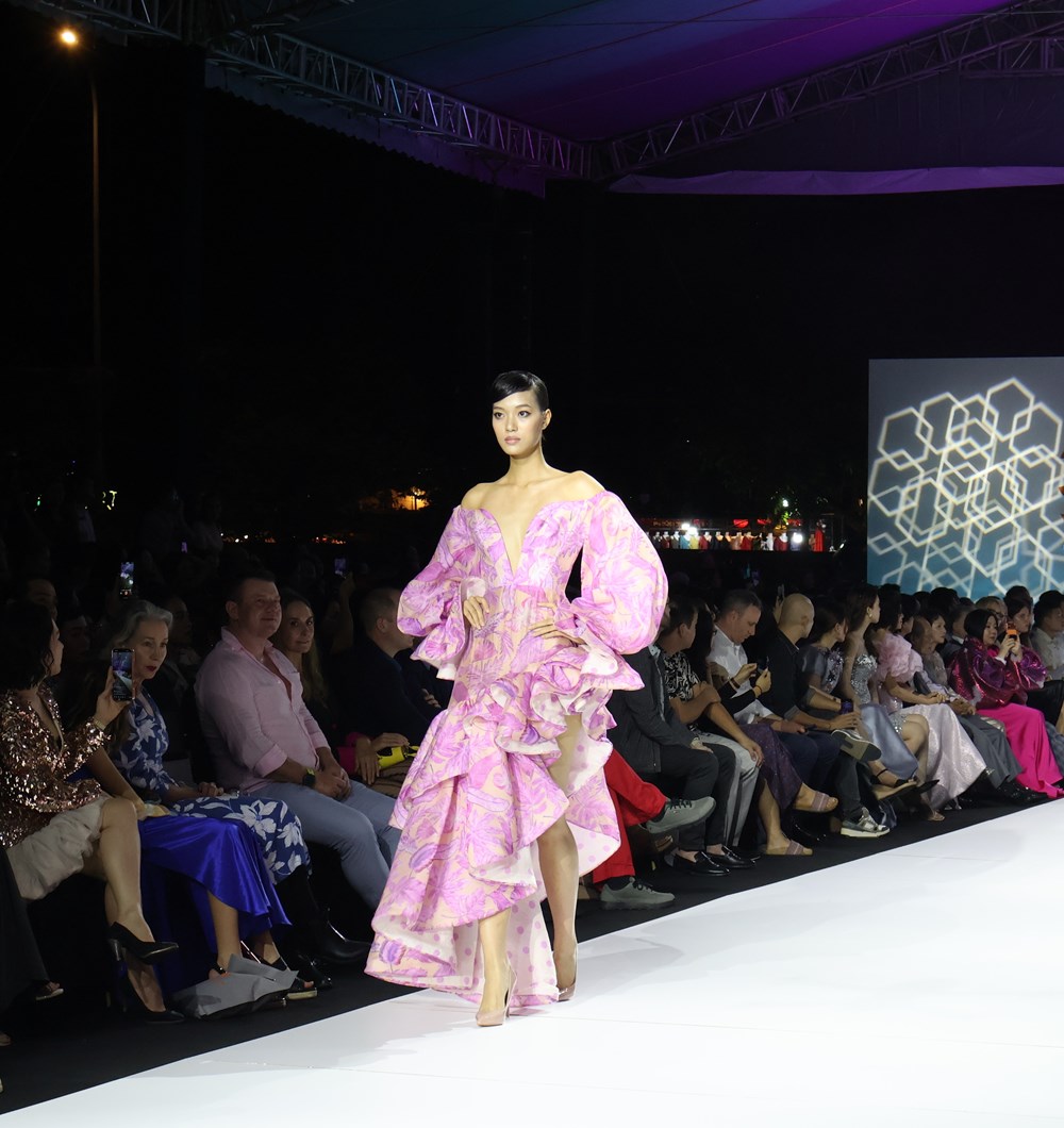  Tôn vinh di sản nghề thủ công qua câu chuyện thời trang  - ảnh 11