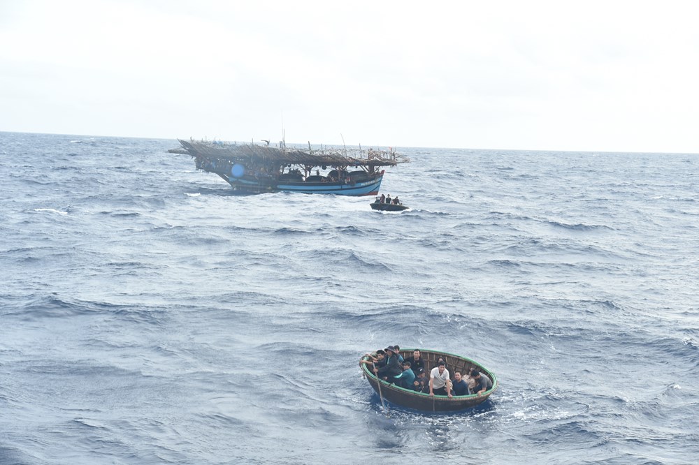 Tàu Vùng Cảnh sát biển 2 tiếp nhận 52 thuyền viên tàu cá bị chìm ở Trường Sa - ảnh 3