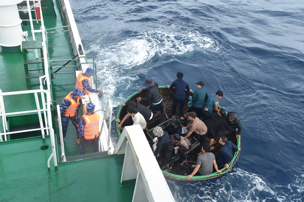 Tàu Vùng Cảnh sát biển 2 tiếp nhận 52 thuyền viên tàu cá bị chìm ở Trường Sa - ảnh 1