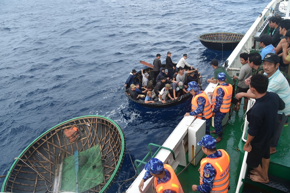 Tàu Vùng Cảnh sát biển 2 tiếp nhận 52 thuyền viên tàu cá bị chìm ở Trường Sa - ảnh 2