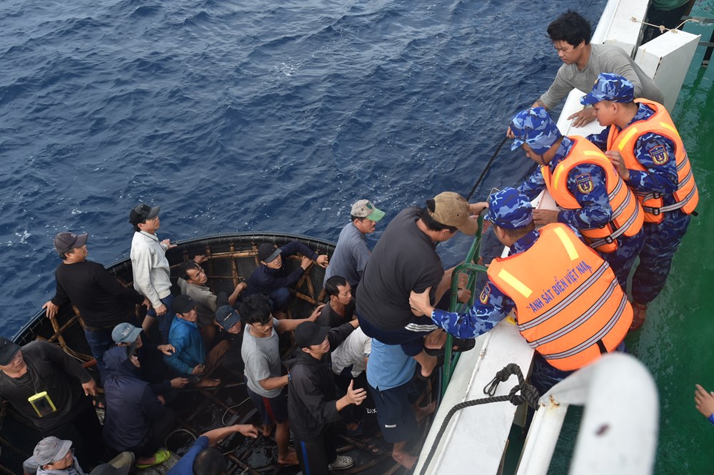 Tàu Vùng Cảnh sát biển 2 tiếp nhận 52 thuyền viên tàu cá bị chìm ở Trường Sa - ảnh 6