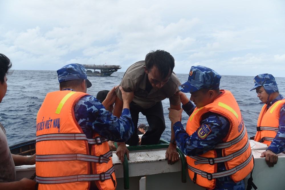 Tàu Vùng Cảnh sát biển 2 tiếp nhận 52 thuyền viên tàu cá bị chìm ở Trường Sa - ảnh 4