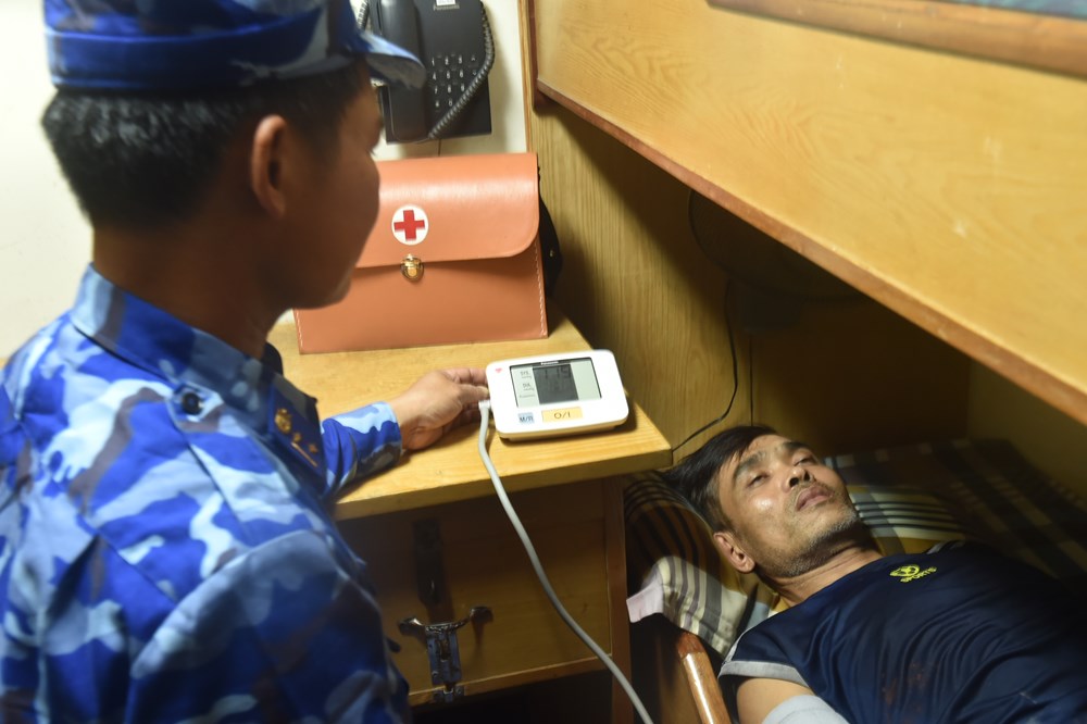 Tàu Vùng Cảnh sát biển 2 tiếp nhận 52 thuyền viên tàu cá bị chìm ở Trường Sa - ảnh 5