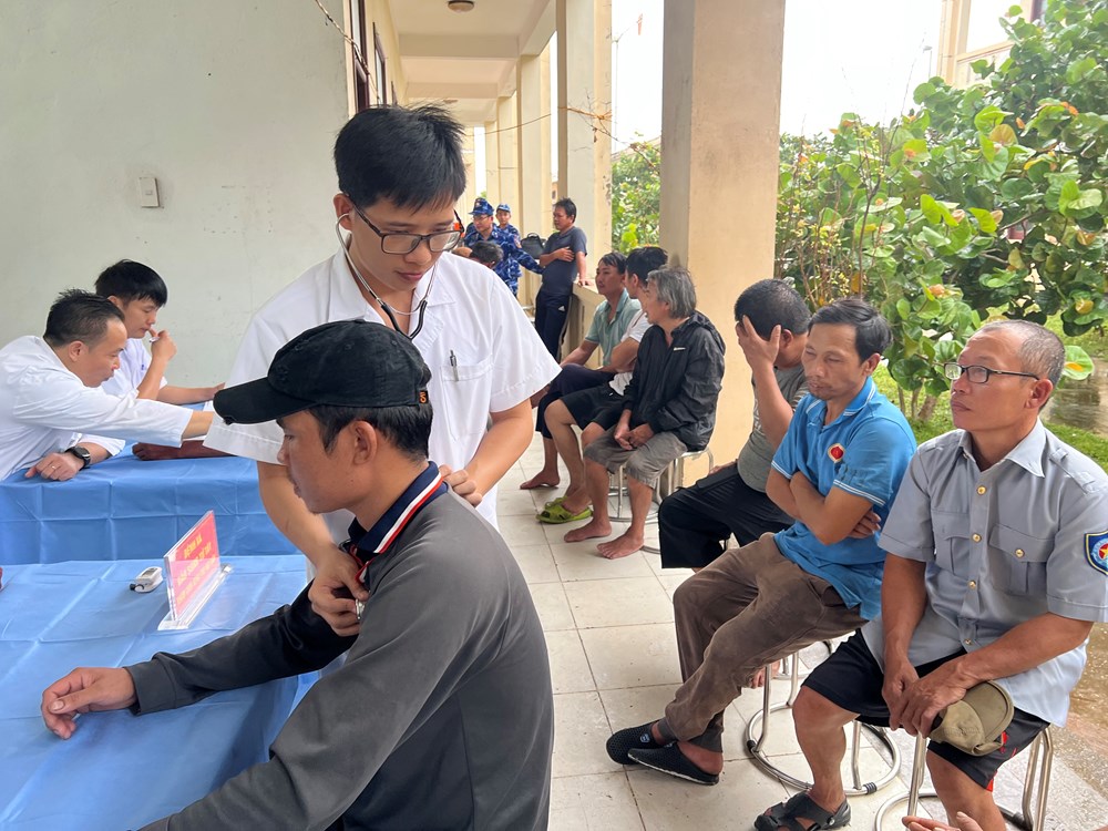 Tàu Vùng Cảnh sát biển 2 bàn giao 52 thuyền viên gặp nạn cho Quân chủng Hải quân - ảnh 3