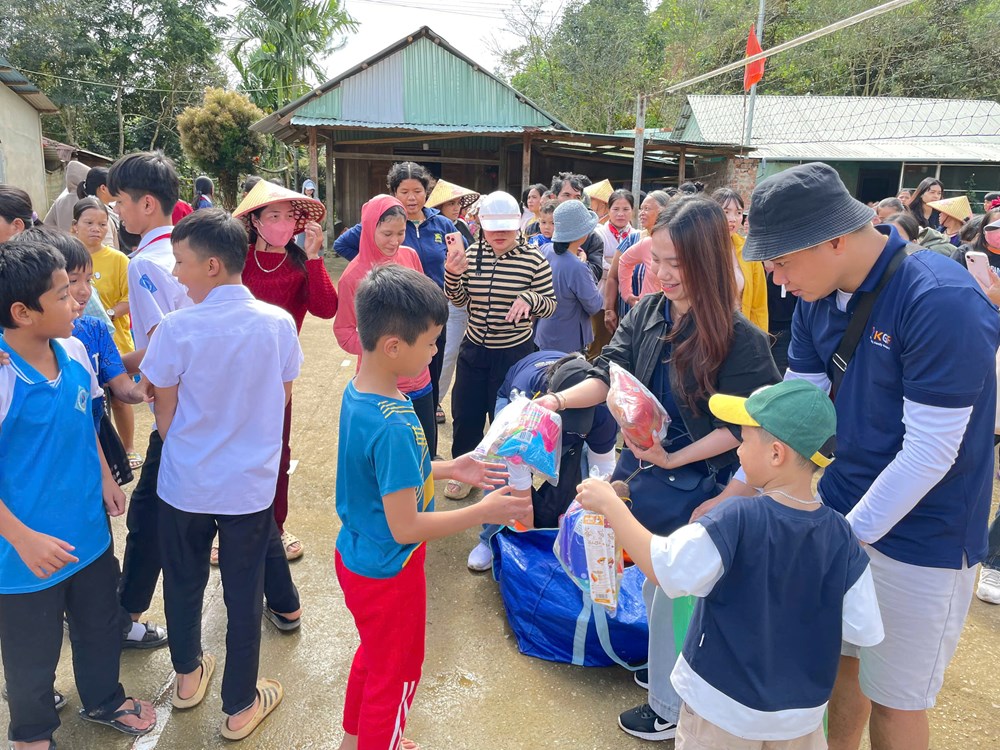 Nhóm hướng dẫn viên tiếng Hàn tặng quà cho đồng bào vùng cao - ảnh 2