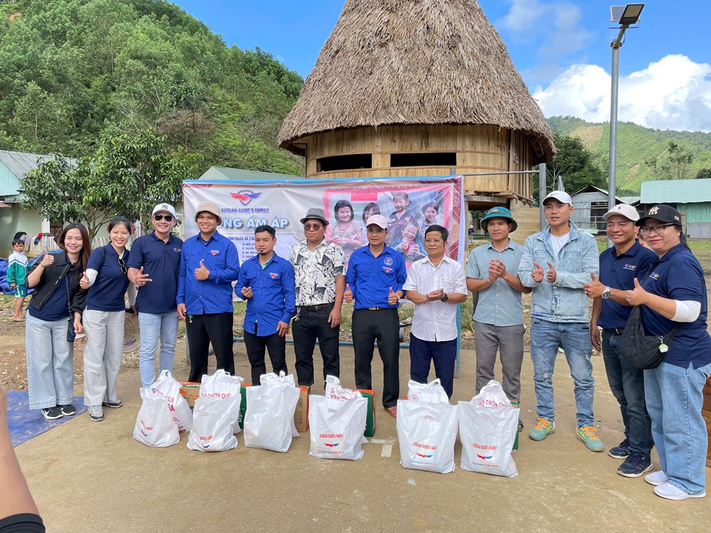 Nhóm hướng dẫn viên tiếng Hàn tặng quà cho đồng bào vùng cao - ảnh 4