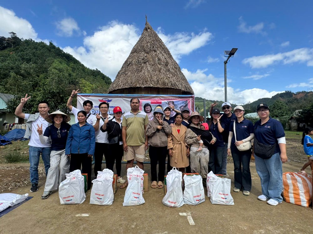 Nhóm hướng dẫn viên tiếng Hàn tặng quà cho đồng bào vùng cao - ảnh 1