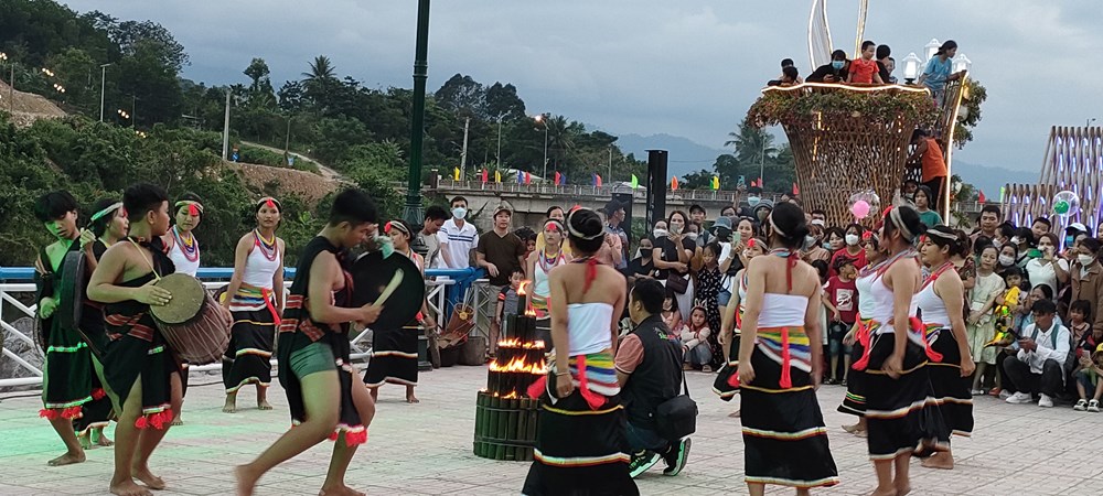 Truyền dạy sinh hoạt trống chiêng đồng bào Cor - ảnh 4