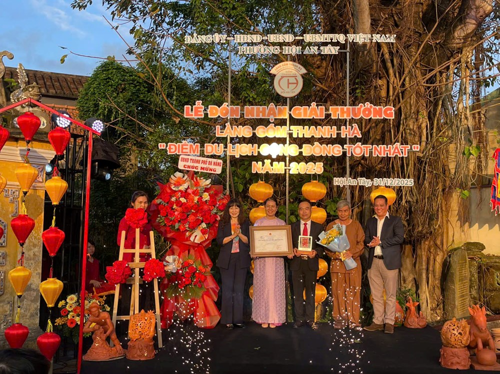 Làng gốm Thanh Hà đón nhận giải thưởng “Điểm du lịch cộng đồng tốt nhất” năm 2025 - ảnh 2