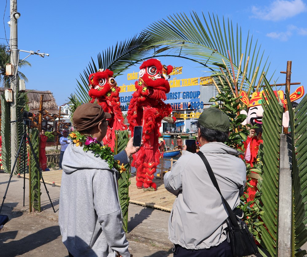 Du khách Đài Loan “xông đất” rừng dừa Bảy Mẫu, trải nghiệm cảnh sắc làng quê  - ảnh 4