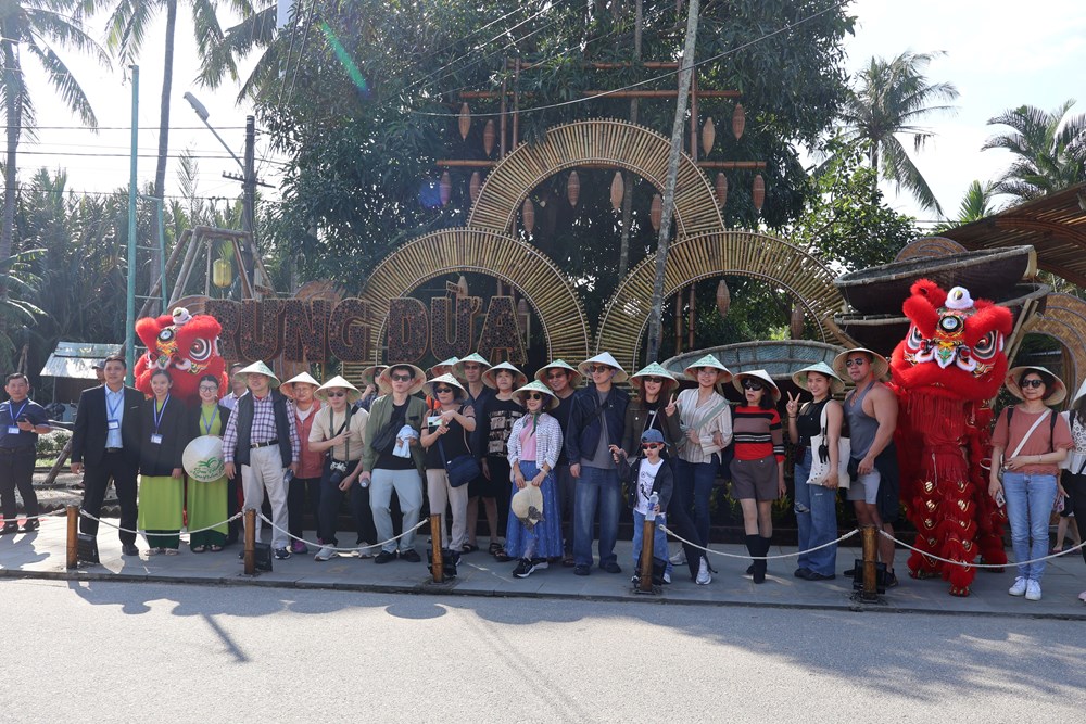 Du khách Đài Loan “xông đất” rừng dừa Bảy Mẫu, trải nghiệm cảnh sắc làng quê  - ảnh 2