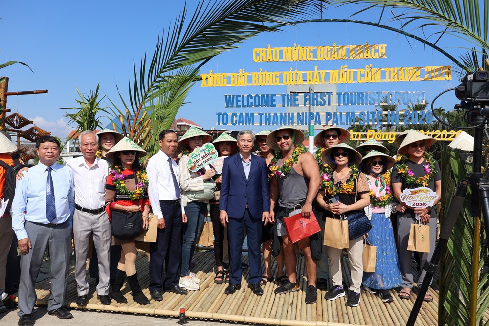 Du khách Đài Loan “xông đất” rừng dừa Bảy Mẫu, trải nghiệm cảnh sắc làng quê  - ảnh 1