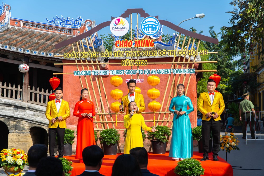 Đà Nẵng đón những đoàn du khách đầu tiên năm 2026 - ảnh 1