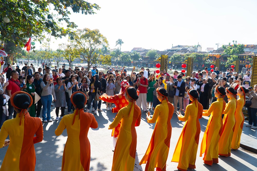 Đà Nẵng đón những đoàn du khách đầu tiên năm 2026 - ảnh 6