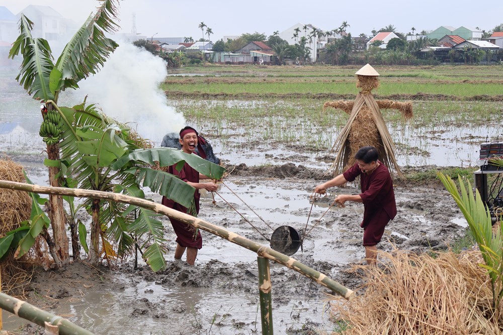 Du khách hào hứng lội ruộng, xuống đồng cấy lúa cùng nông dân  - ảnh 10