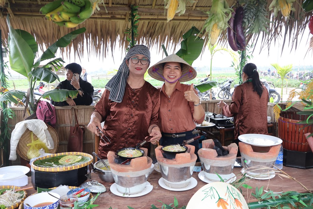 Du khách hào hứng lội ruộng, xuống đồng cấy lúa cùng nông dân  - ảnh 15