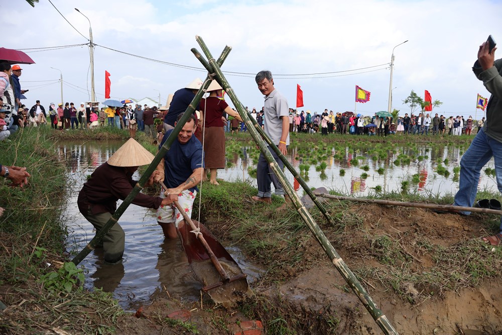 Du khách hào hứng lội ruộng, xuống đồng cấy lúa cùng nông dân  - ảnh 13