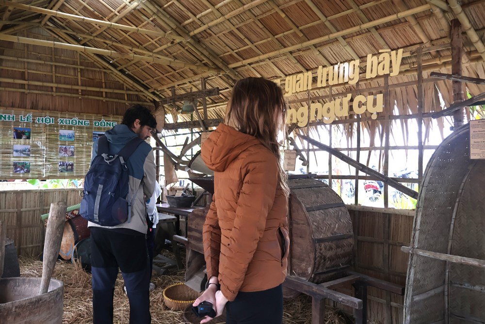 Du khách hào hứng lội ruộng, xuống đồng cấy lúa cùng nông dân  - ảnh 12