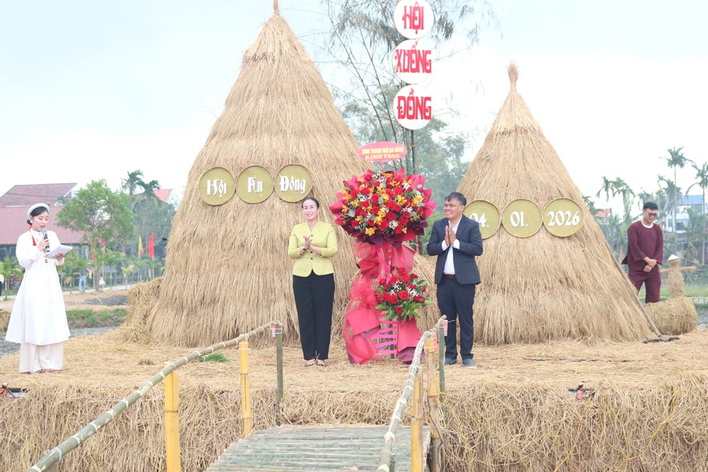 Du khách hào hứng lội ruộng, xuống đồng cấy lúa cùng nông dân  - ảnh 5