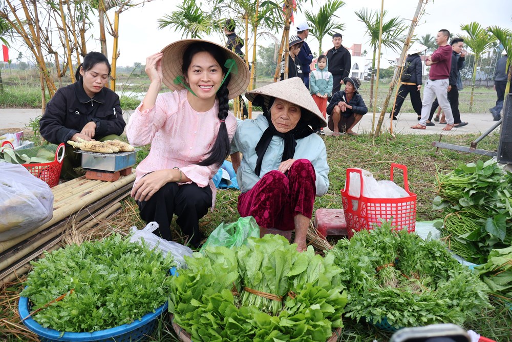 Du khách hào hứng lội ruộng, xuống đồng cấy lúa cùng nông dân  - ảnh 7