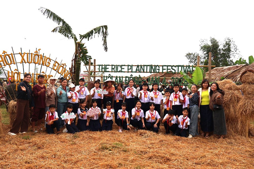 Du khách hào hứng lội ruộng, xuống đồng cấy lúa cùng nông dân  - ảnh 14