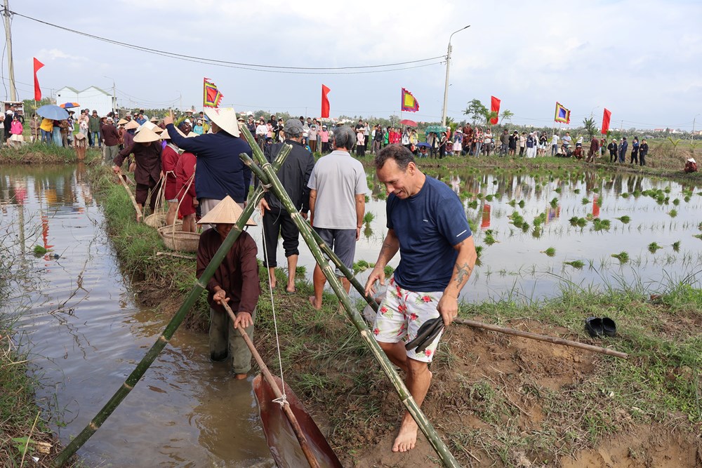 Du khách hào hứng lội ruộng, xuống đồng cấy lúa cùng nông dân  - ảnh 19