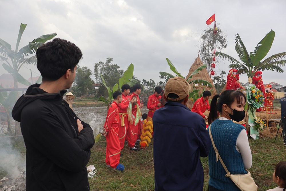 Du khách hào hứng lội ruộng, xuống đồng cấy lúa cùng nông dân  - ảnh 17