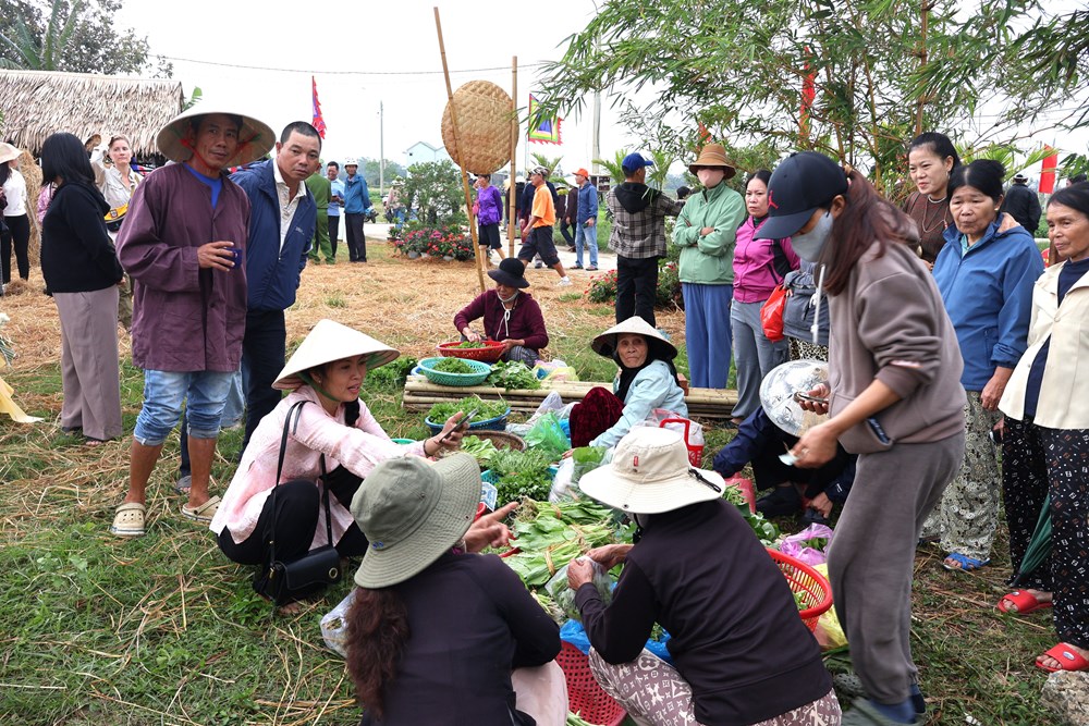 Du khách hào hứng lội ruộng, xuống đồng cấy lúa cùng nông dân  - ảnh 18