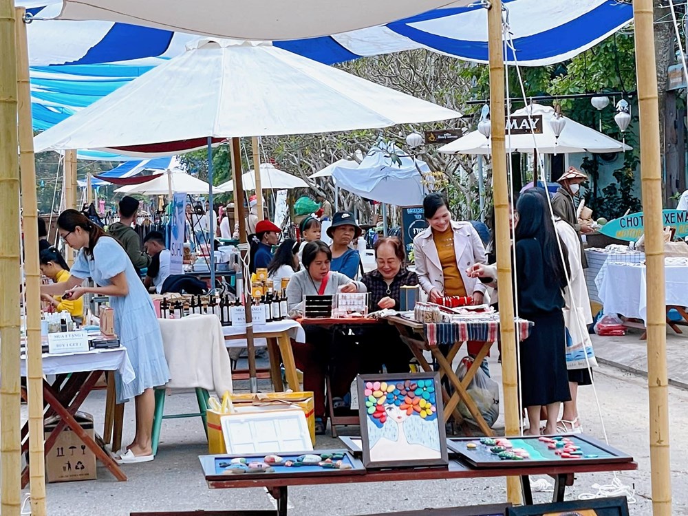 Đi chợ phiên bản địa Tân Thành, tìm vị Tết quê - ảnh 2