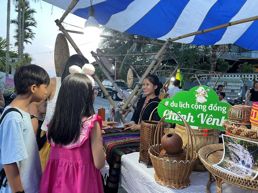 Đi chợ phiên bản địa Tân Thành, tìm vị Tết quê - ảnh 4