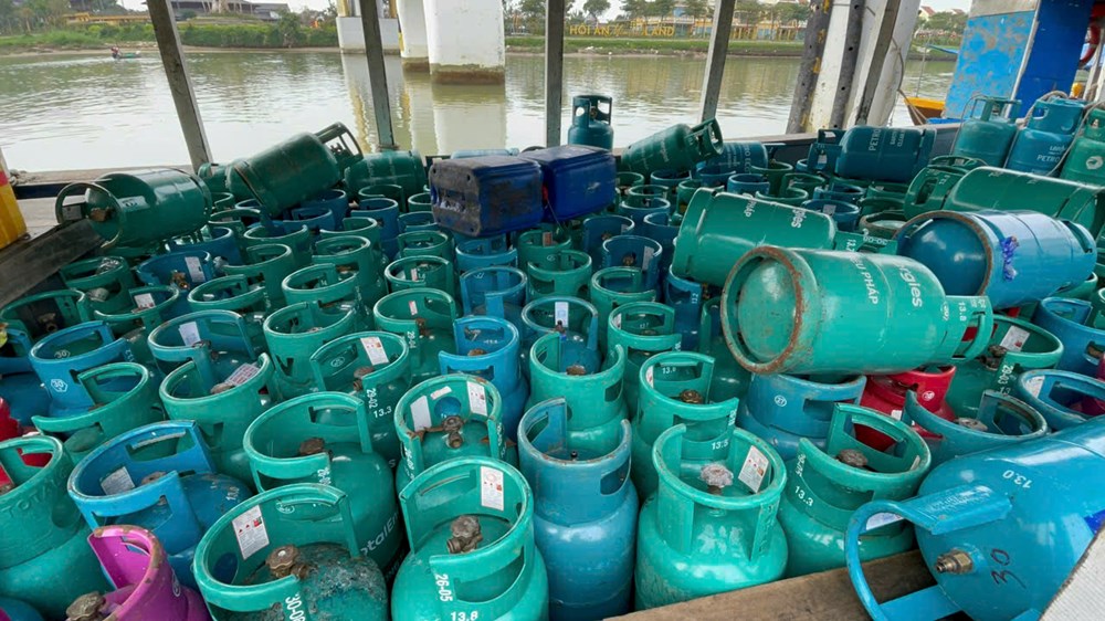 Rộn ràng những chuyến tàu đưa hàng Tết ra đảo Cù Lao Chàm - ảnh 2