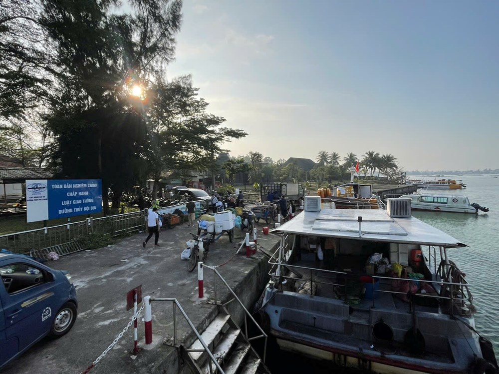 Rộn ràng những chuyến tàu đưa hàng Tết ra đảo Cù Lao Chàm - ảnh 1