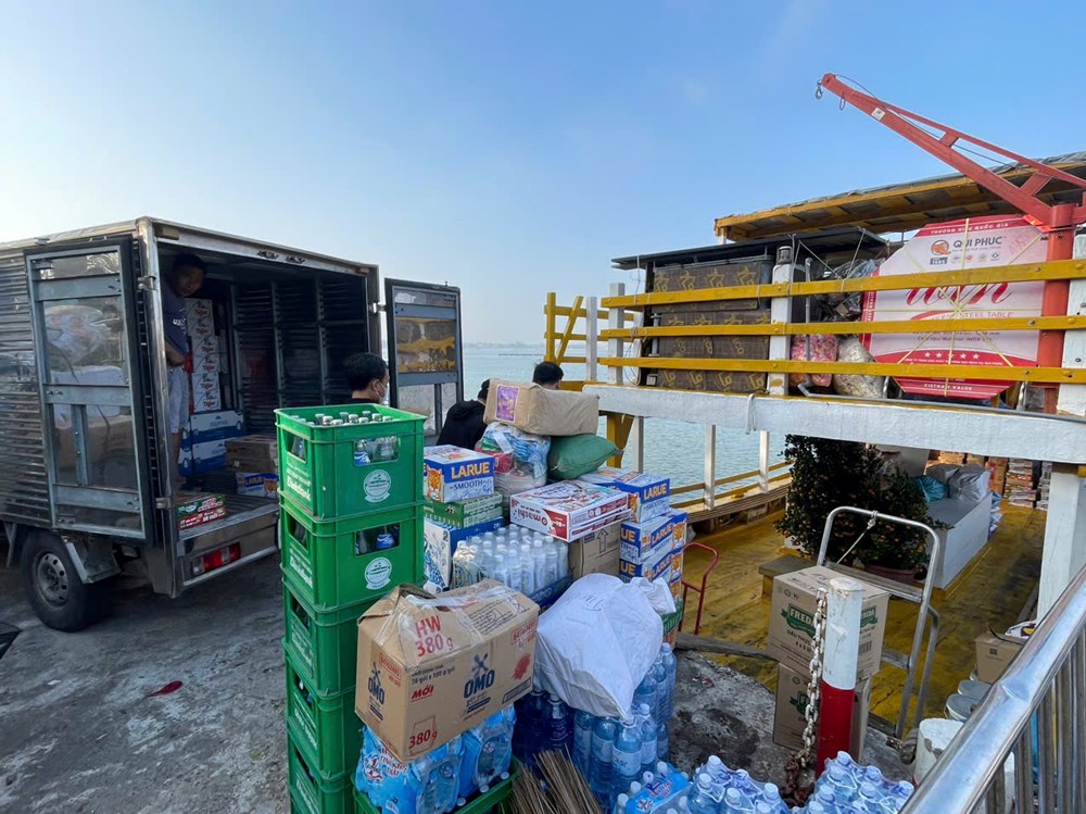 Rộn ràng những chuyến tàu đưa hàng Tết ra đảo Cù Lao Chàm - ảnh 5