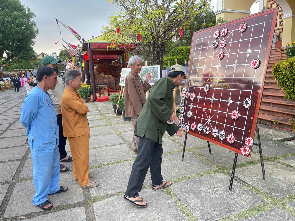 Du khách hào hứng trải nghiệm không gian Tết xưa ở Hội An - ảnh 16