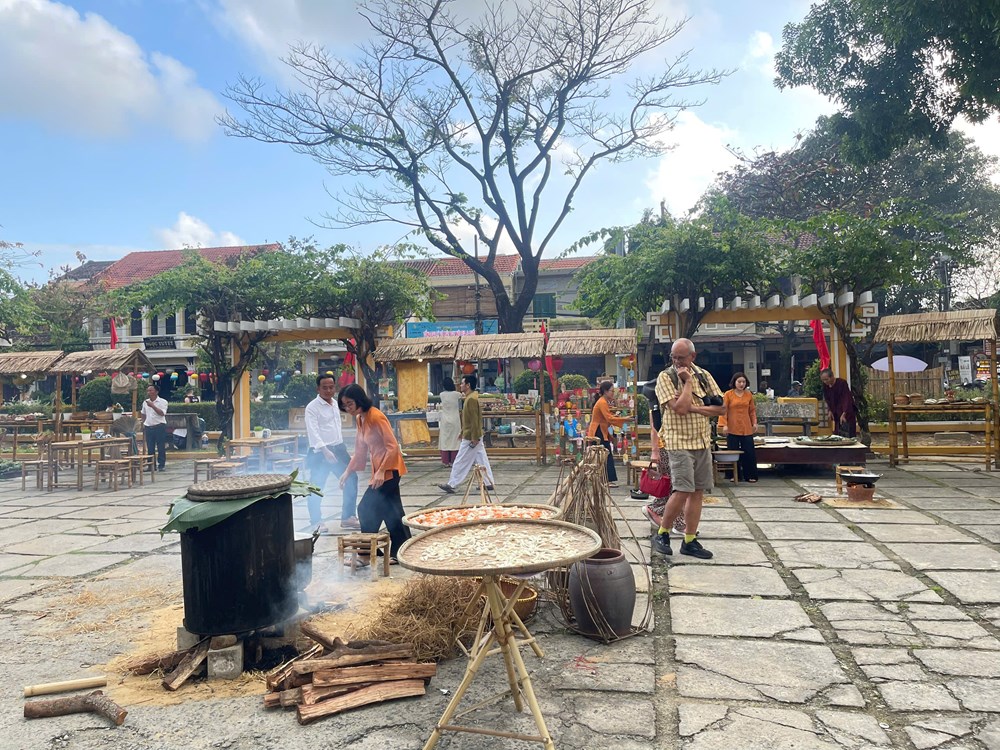 Du khách hào hứng trải nghiệm không gian Tết xưa ở Hội An - ảnh 5