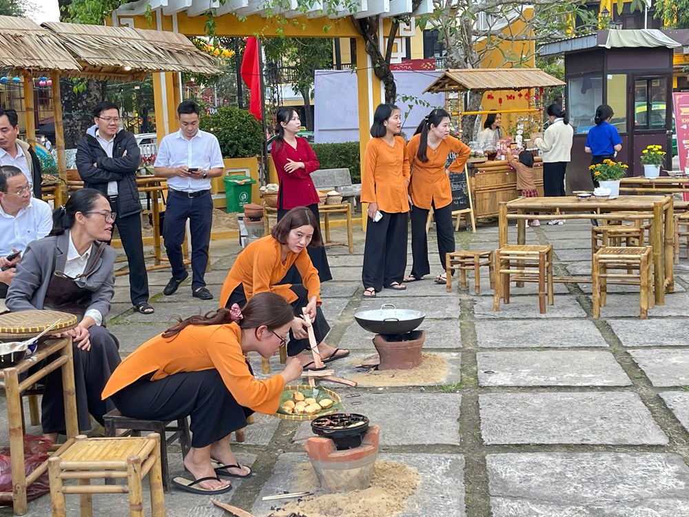 Du khách hào hứng trải nghiệm không gian Tết xưa ở Hội An - ảnh 4