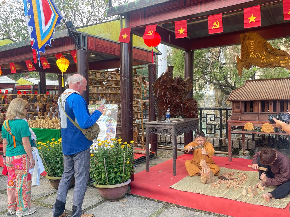 Du khách hào hứng trải nghiệm không gian Tết xưa ở Hội An - ảnh 8