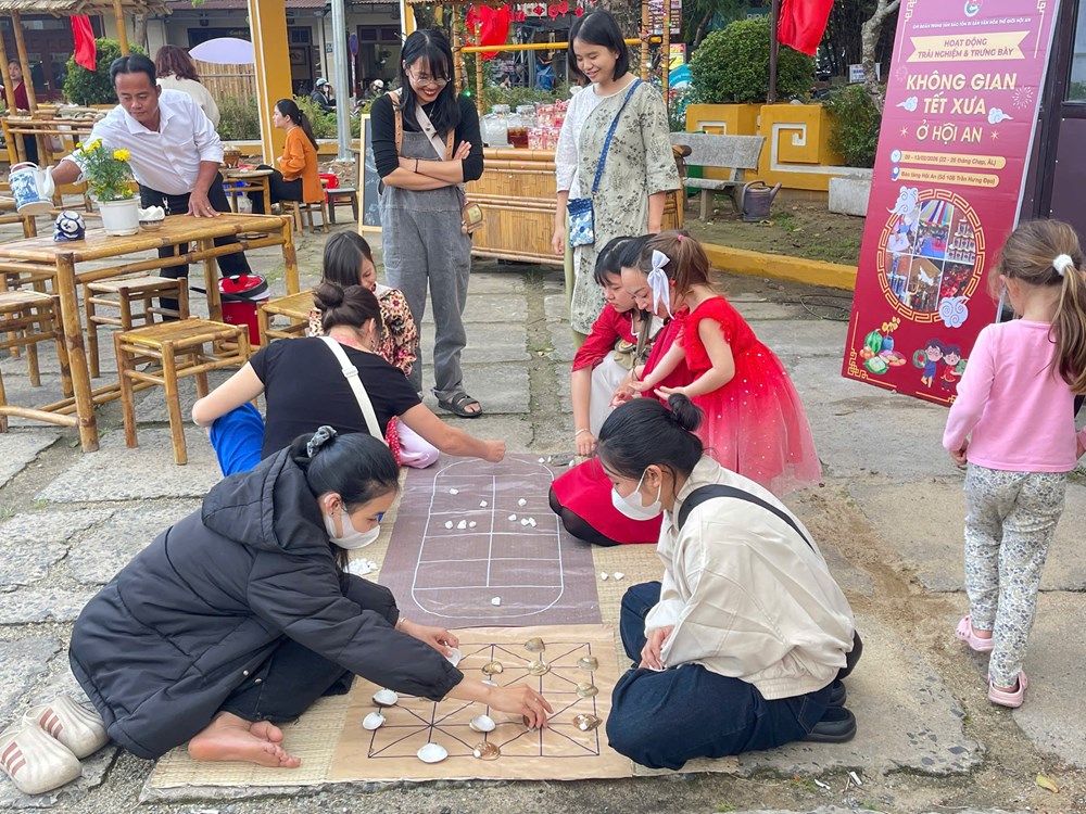 Du khách hào hứng trải nghiệm không gian Tết xưa ở Hội An - ảnh 7