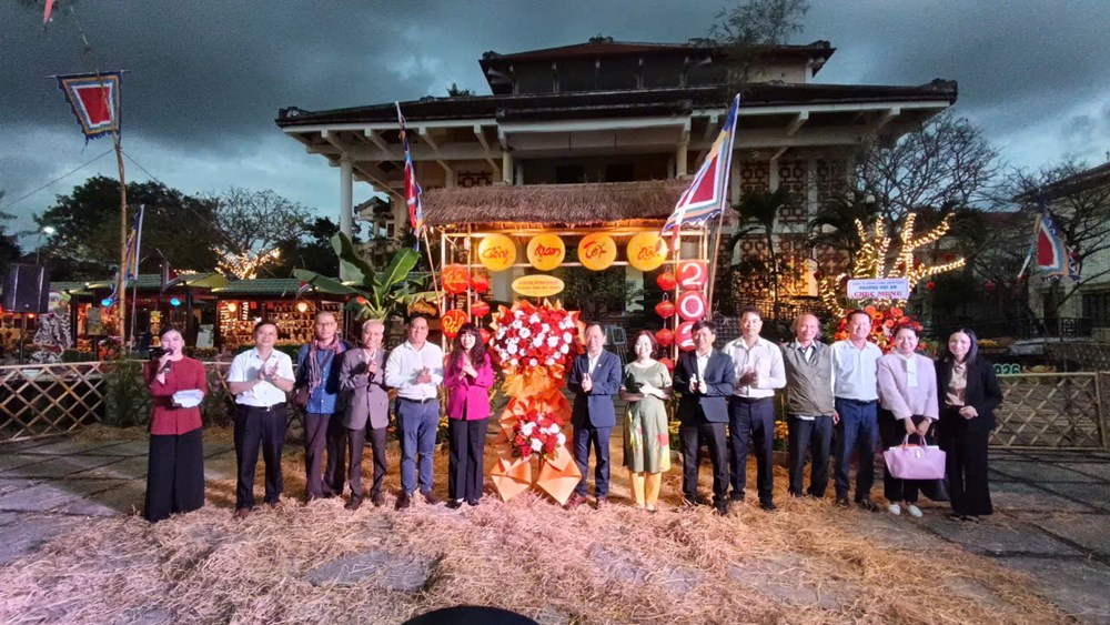 Du khách hào hứng trải nghiệm không gian Tết xưa ở Hội An - ảnh 1