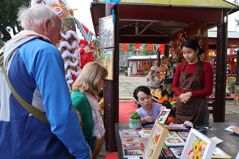 Du khách hào hứng trải nghiệm không gian Tết xưa ở Hội An - ảnh 15