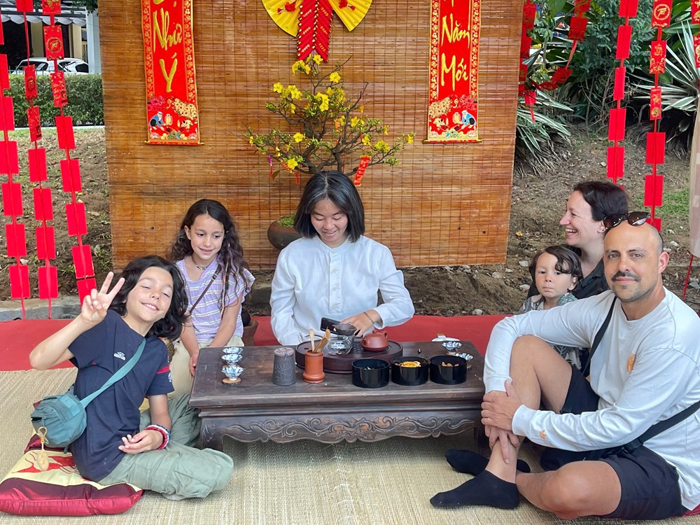 Du khách hào hứng trải nghiệm không gian Tết xưa ở Hội An - ảnh 11