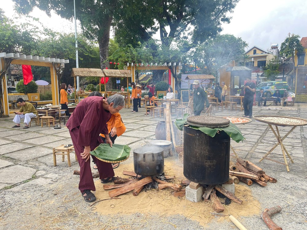 Du khách hào hứng trải nghiệm không gian Tết xưa ở Hội An - ảnh 6