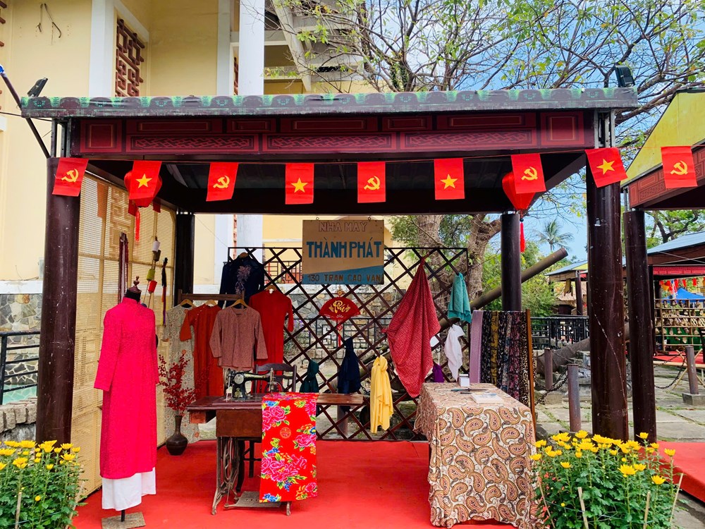 Du khách hào hứng trải nghiệm không gian Tết xưa ở Hội An - ảnh 13