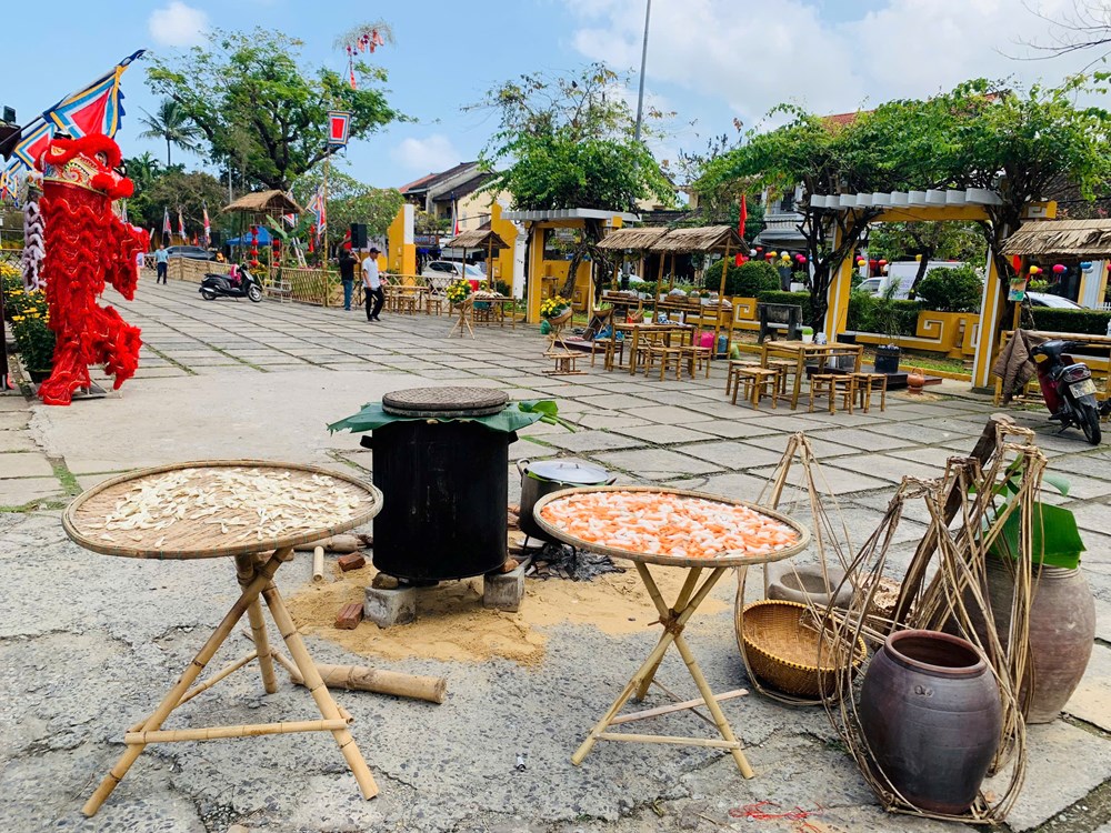 Du khách hào hứng trải nghiệm không gian Tết xưa ở Hội An - ảnh 2