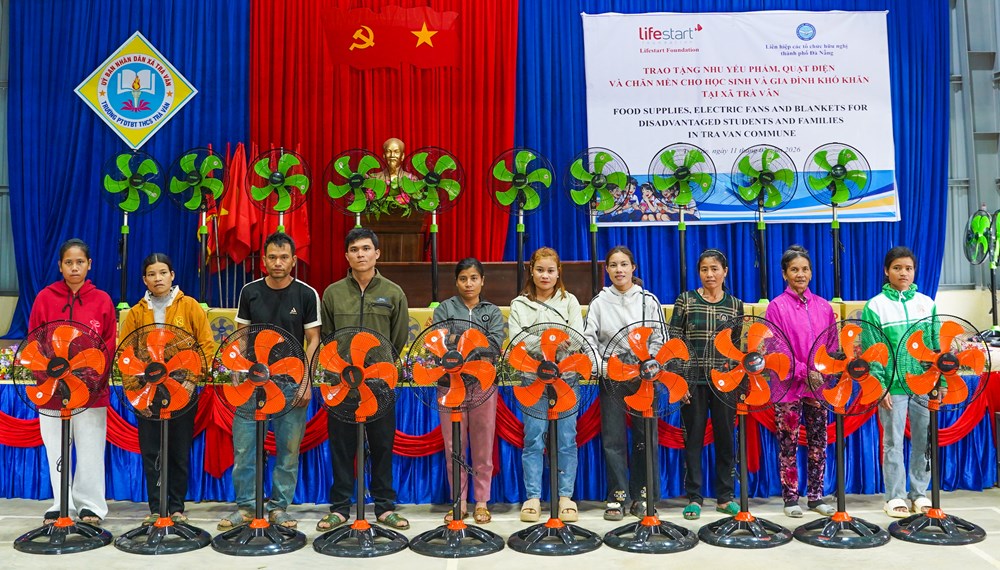 Trao tặng 200 suất quà Tết cho người dân vùng cao Trà Vân - ảnh 3