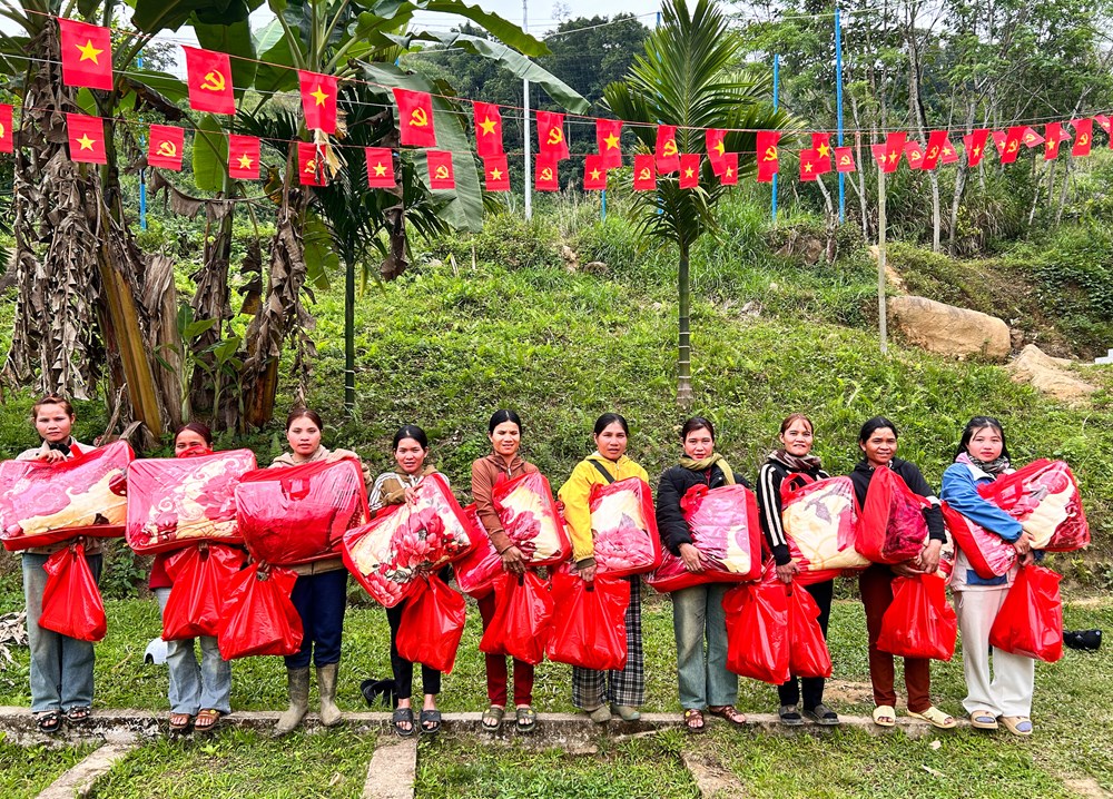 Trao tặng 200 suất quà Tết cho người dân vùng cao Trà Vân - ảnh 4